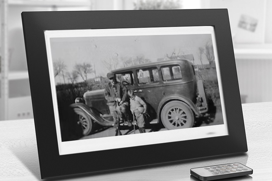 Digital photo frame displaying an old B&W scanned photo